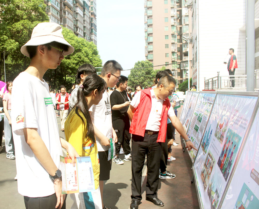 附屬藝術(shù)中專第一支部開展“學(xué)史力行辦實(shí)事 垃類分類促文明”主題黨日活動(dòng)