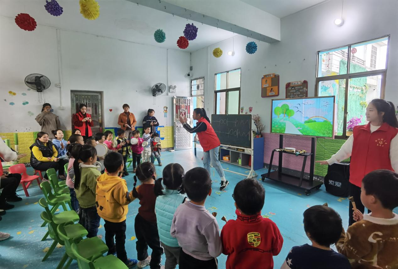 “我為鄉(xiāng)村幼兒園辦實(shí)事”             ——衡陽(yáng)幼專學(xué)前教育學(xué)院師生為結(jié)對(duì)幫扶幼兒園送教送培到園