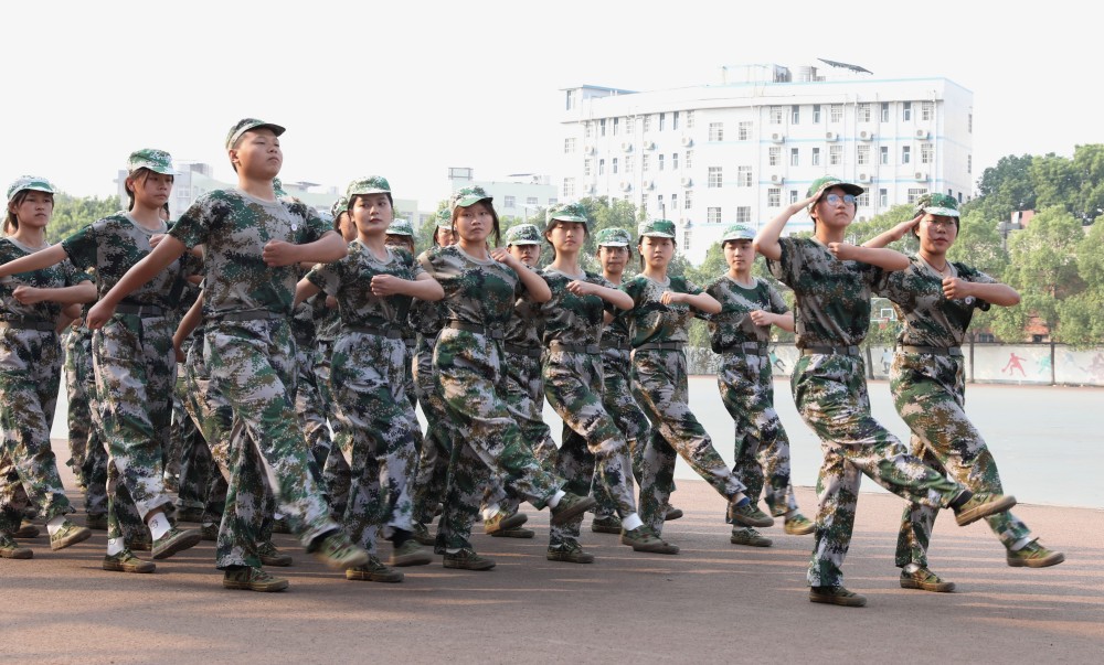 衡陽(yáng)幼兒師專(zhuān)舉行2022級(jí)新生軍訓(xùn)匯報(bào)表演暨總結(jié) 表彰大會(huì)