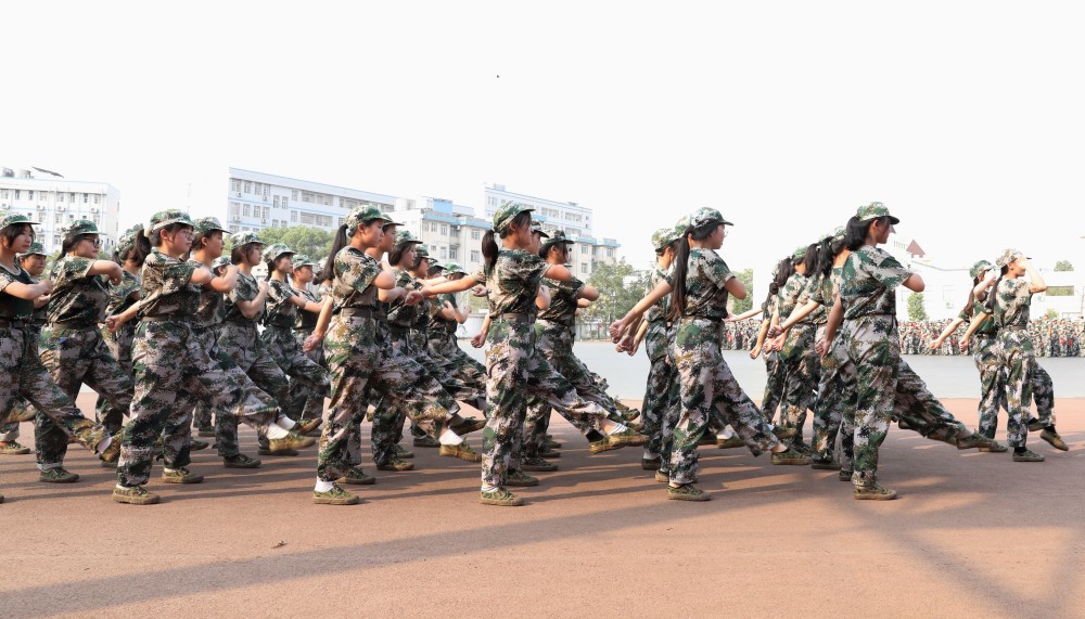 衡陽(yáng)幼兒師專(zhuān)舉行2022級(jí)新生軍訓(xùn)匯報(bào)表演暨總結(jié) 表彰大會(huì)