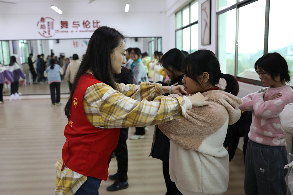 衡陽(yáng)幼兒師范高等?？茖W(xué)校積極開(kāi)展“百千萬(wàn)‘藝術(shù)童伴’——留守兒童關(guān)愛(ài)工程”支教幫扶活動(dòng)