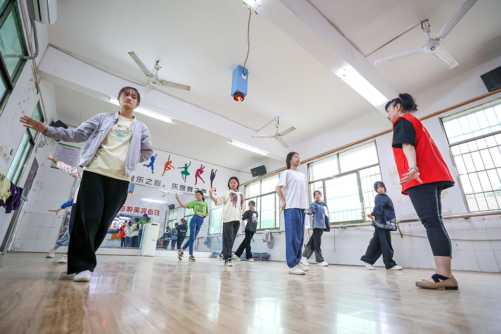 “藝”起成長，伴你同行 ——衡陽幼兒師專志愿者赴衡南縣松江聯(lián)合學(xué)校長嶺校區(qū)開展支教幫扶活動