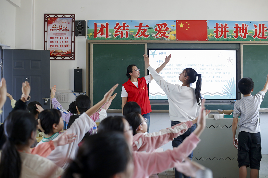 衡陽幼兒師專小學(xué)教育系赴衡南縣硫市聯(lián)合學(xué)校中心小學(xué)開展留守兒童結(jié)對幫扶工作