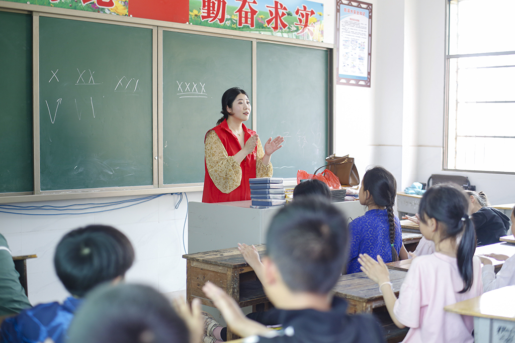 衡陽幼兒師專小學(xué)教育系赴衡南縣硫市聯(lián)合學(xué)校中心小學(xué)開展留守兒童結(jié)對幫扶工作