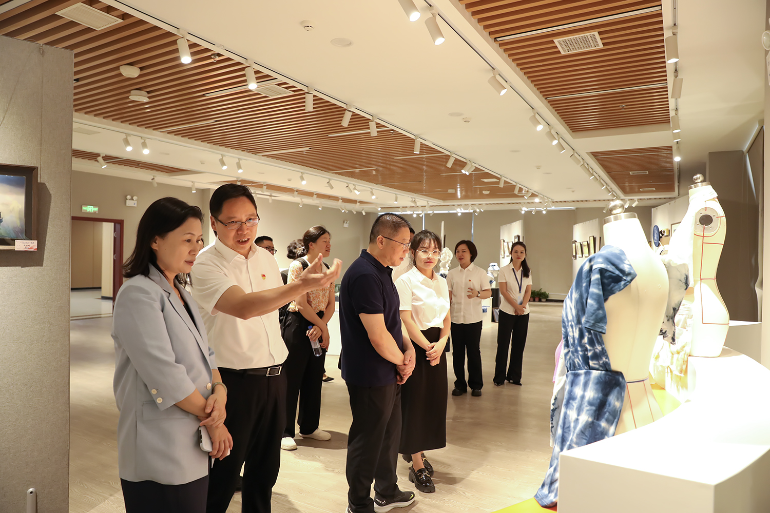 衡陽(yáng)幼兒師專藝術(shù)系舉行“以學(xué)促干 藝心向黨”主題作品展