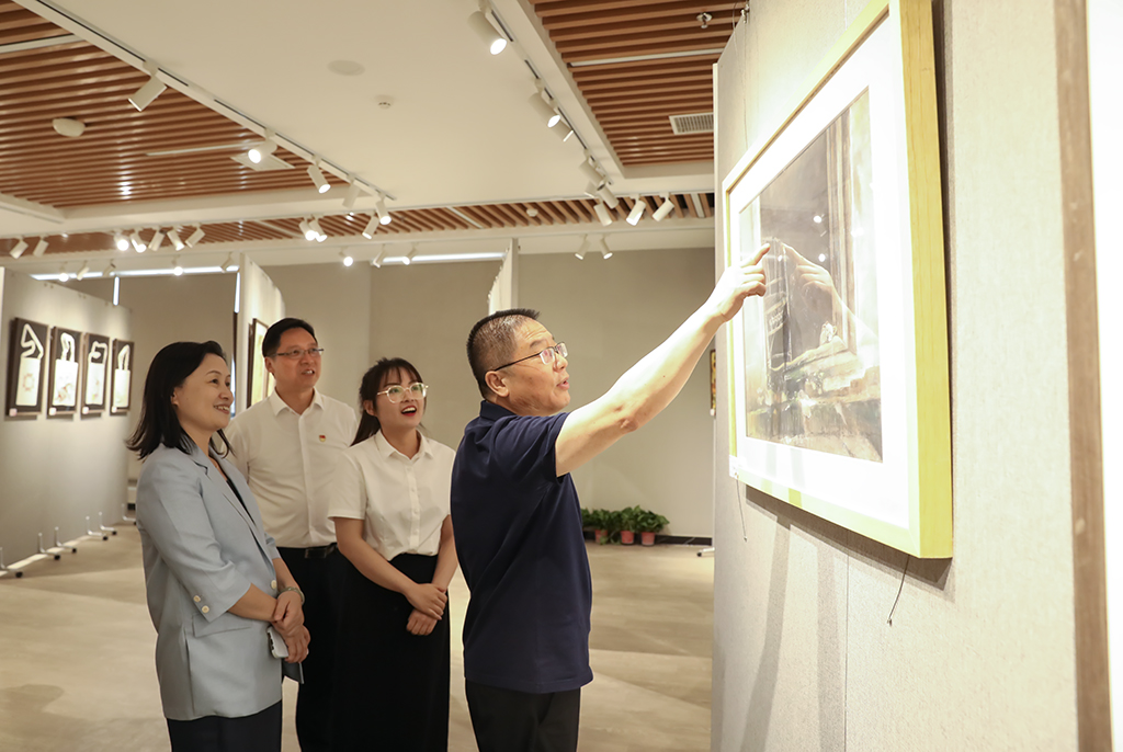 衡陽幼兒師專藝術(shù)系舉行“以學(xué)促干 藝心向黨”主題作品展